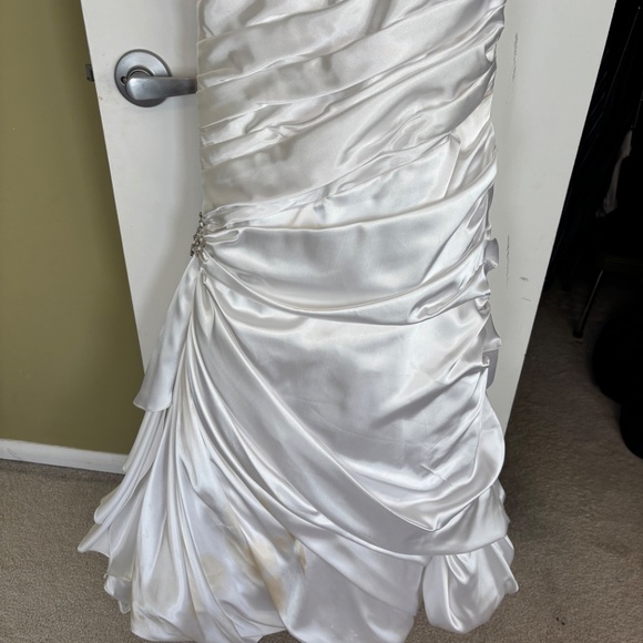 Wedding Dress - Picture 3 of 12